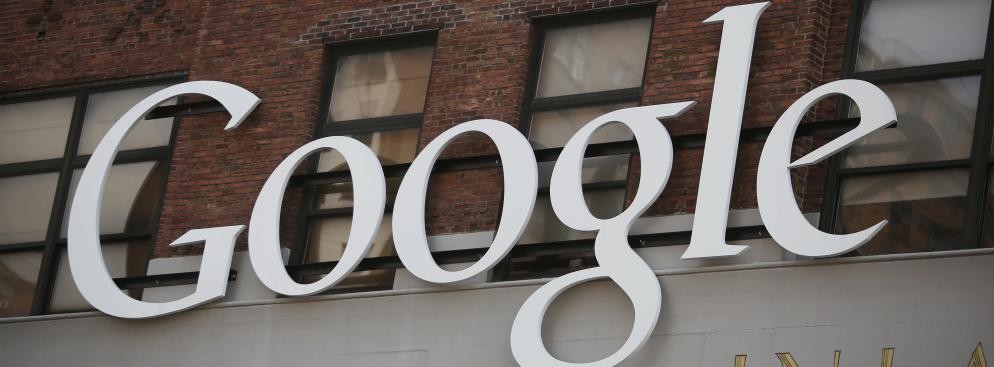 Pierwsze miejsce w rankingu przypadło firmie, która stworzyła najsłynniejszą wyszukiwarkę na świecie Wynik ten nie jest szczególnie zaskakujący zważywszy na fakt, że  Google od wielu lat znane jest z dość swobodnego klimatu pracy oraz dość nietypowych przywilejów dla pracowników.  Jednak aby dostać się do tego elitarnego grona trzeba się dość mocno nagimnastykować. Co roku do działu kadr Google napływają co najmniej 2 miliony CV od osób ubiegających się o etat.  'Skurczyłeś się do rozmiarów monety i wrzucono Cię do blendera. Masę ciała masz zmniejszoną w ten sposób, że twoja gęstość jest taka, jak zwykle. Łopatki i ostrza blendera zaczną się obracać za 60 sekund. Co robisz?” – to tylko jedno z wielu zaskakujących pytań na które podczas rozmowy kwalifikacyjnej mogą się natknąć osoby aplikujące do Google.