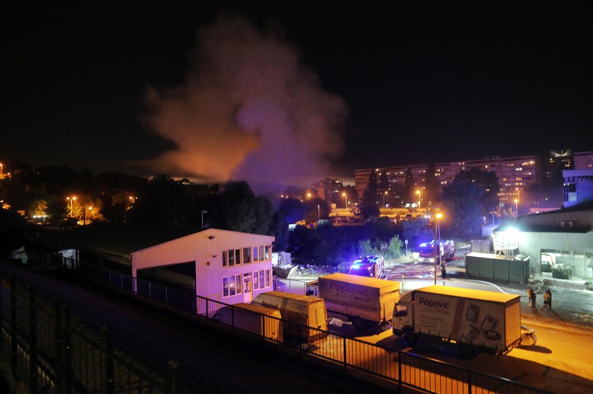 Požar je buknuo u auto-perionici