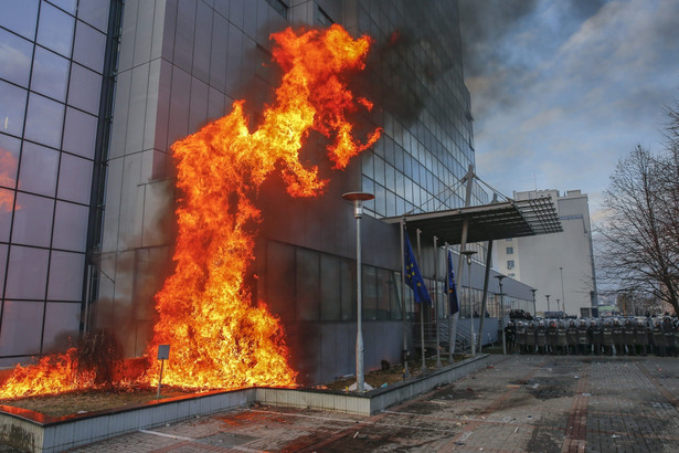 Budynek kosowskiego rządu w płomieniach