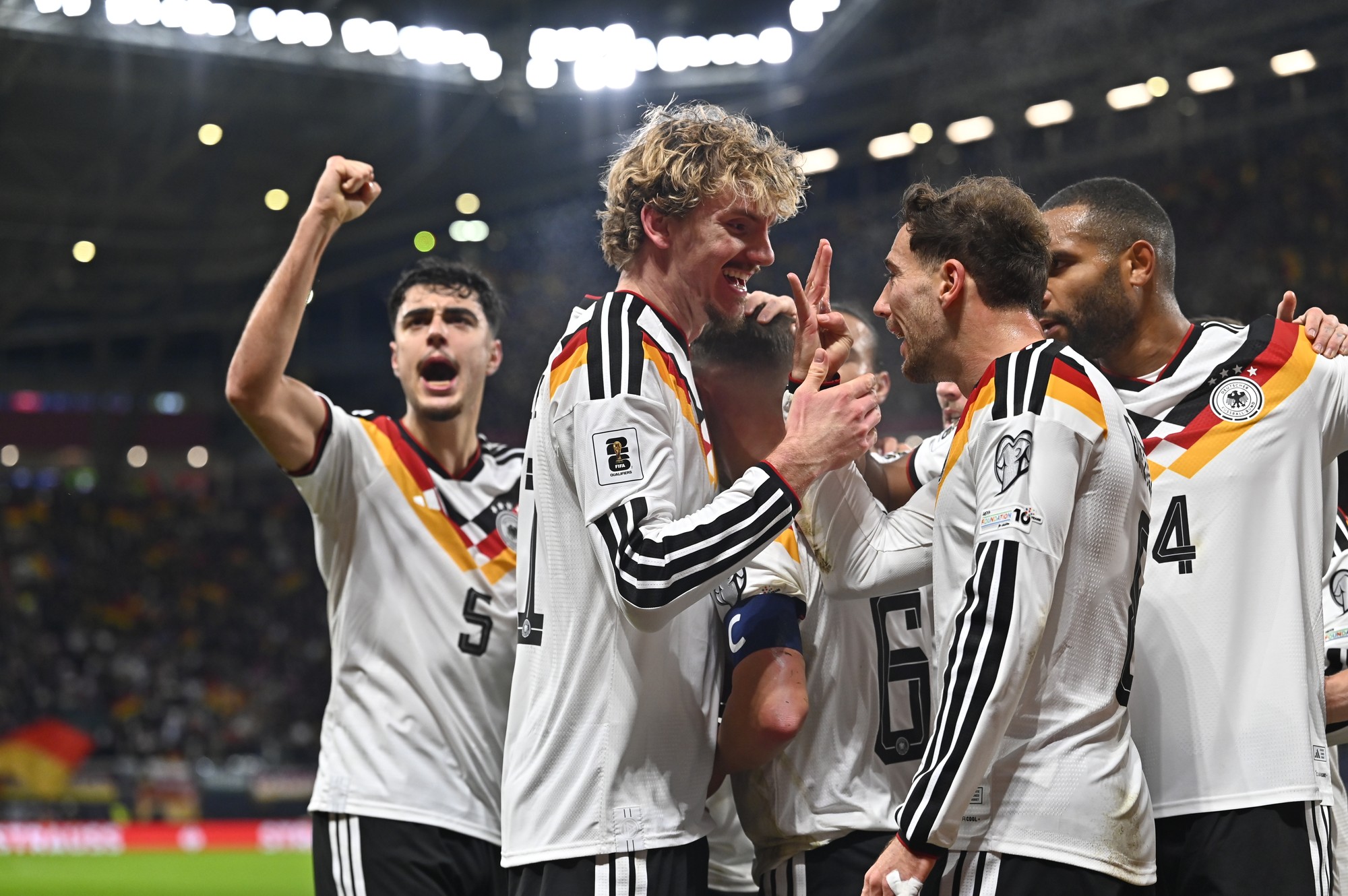 Druhý zľava Nick Woltemade (Nemecko) sa teší z gólu so spoluhráčmi. 