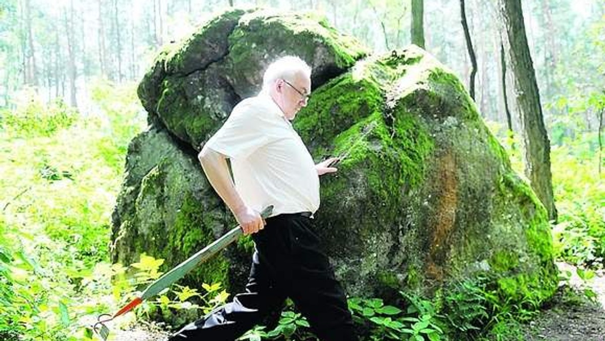 Gazeta Lubuska: Znaki runiczne czytelne na potężnym eratyku w lesie koło Łęgowa wciąż intrygują. Czy są historycznym żartem, czy może zostawili je wikingowie?