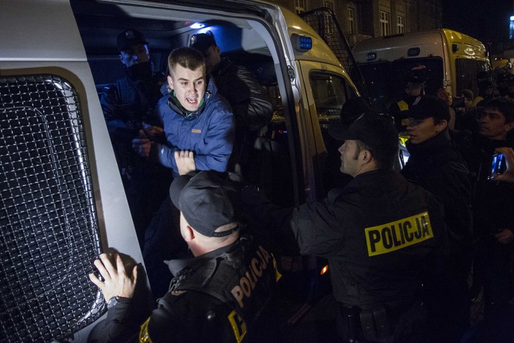 Przepychanki z policją przed Teatrem Polskim we Wrocławiu