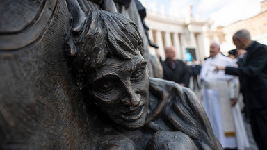 W Watykanie odsłonięto rzeźbę przedstawiającą tratwę z migrantami