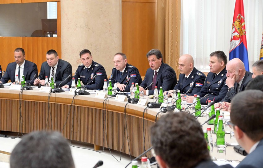 Analizirani izveštaji o postupanju policije u vezi sa zločinima u OŠ "Vladislav Ribnikar" i Mladenovcu