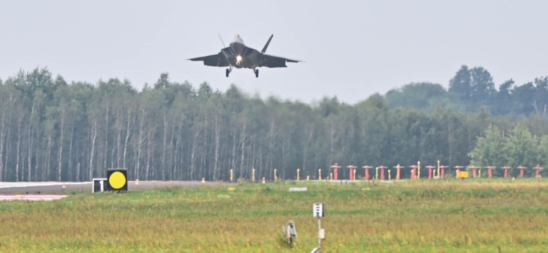 Już 12 myśliwców F-22 Raptor stacjonuje w 32. Bazie Lotnictwa Taktycznego w Łasku [ZDJĘCIA]