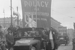 Pochód pierwszomajowy na warszawskim Nowym Świecie, 1 maja 1947 r.