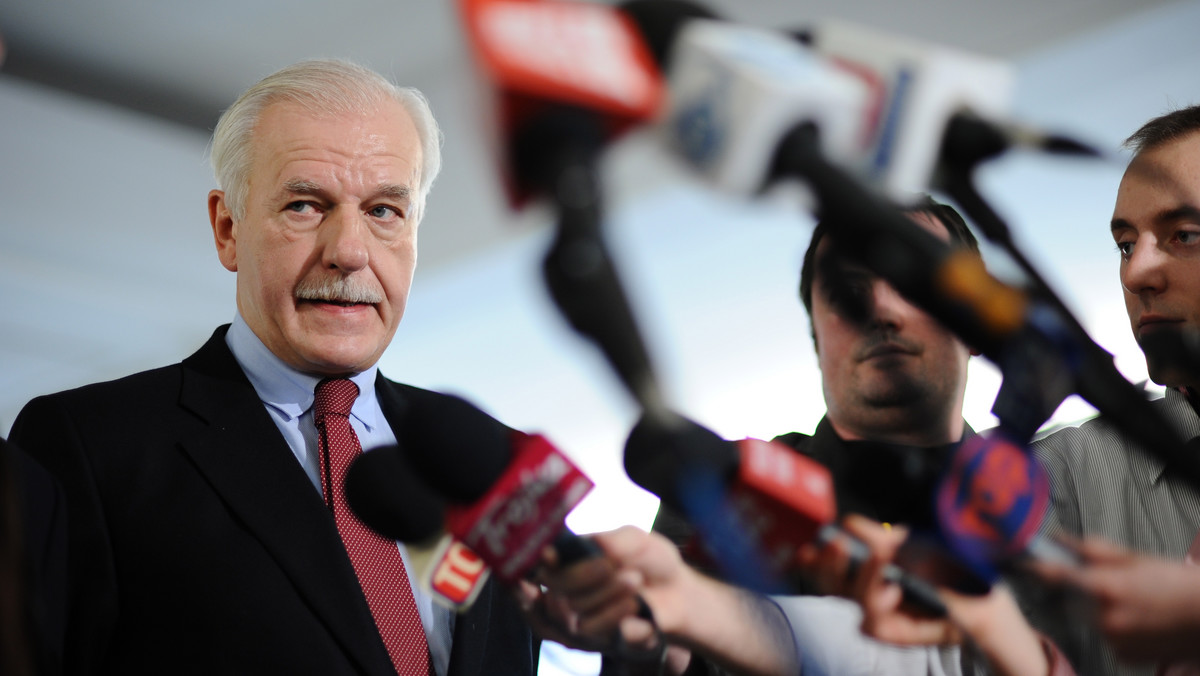 - Uważam, że Bronisław Komorowski powinien zrezygnować z funkcji marszałka Sejmu. Teraz ma dodatkowe możliwości w stosunku do innych kandydatów na prezydenta - powiedział Andrzej Olechowski w TVN24.
