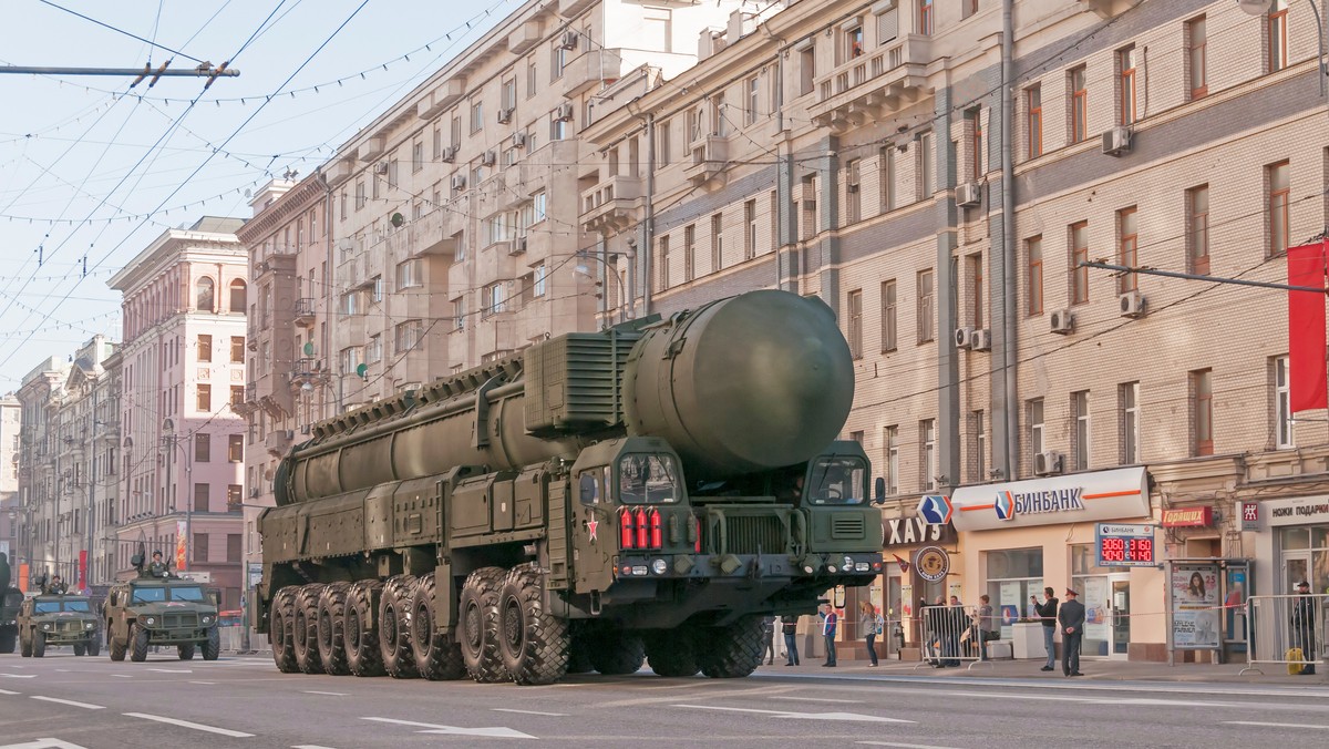 Rozbrojenia ani śladu: państwa dysponujące bronią atomową redukują swoje arsenały, ale jednocześnie inwestują miliardy w ulepszanie śmiercionośnej broni - podaje w najnowszym raporcie Instytut Badań nad Pokojem SIPRI.