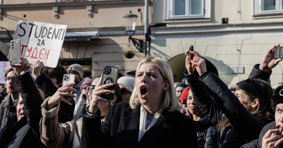 Az újvidéki tragédia miatt több tízezren tüntettek a szerb kormány ellen