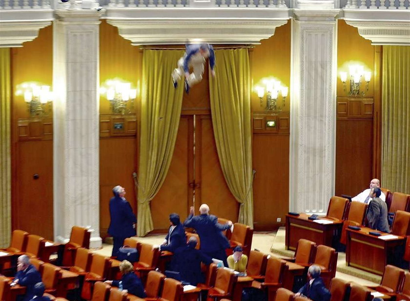 Szok! Skoczył z balkonu na oczach posłów!