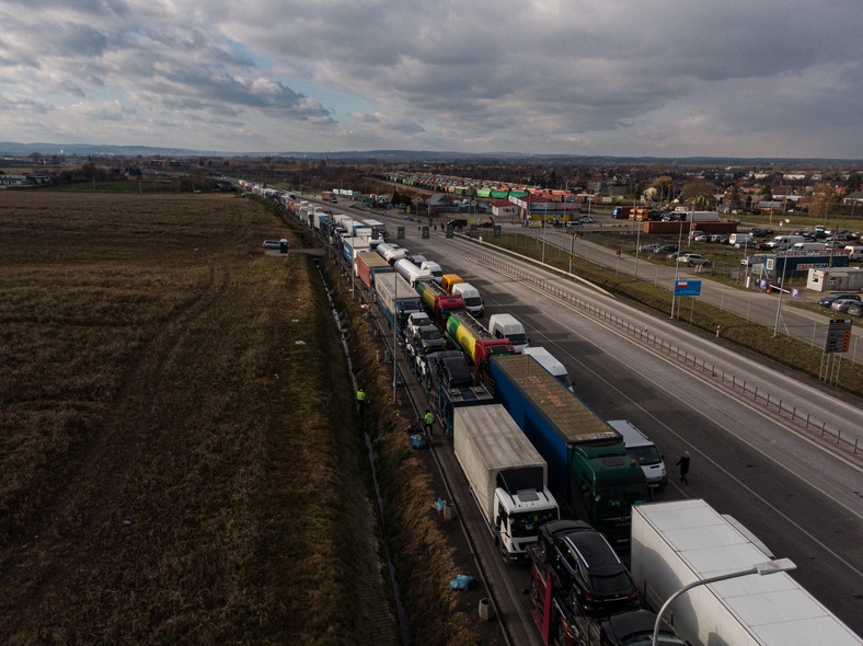 Ciężarówki czekające w kolejce na polsko-ukraińskim przejściu granicznym w Medyce, 27 listopada 2023 r.