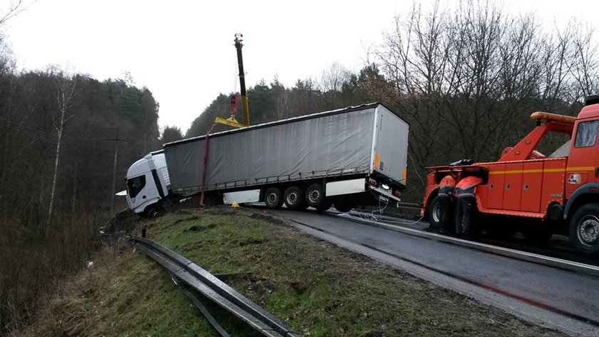 TIR wylądował w rowie