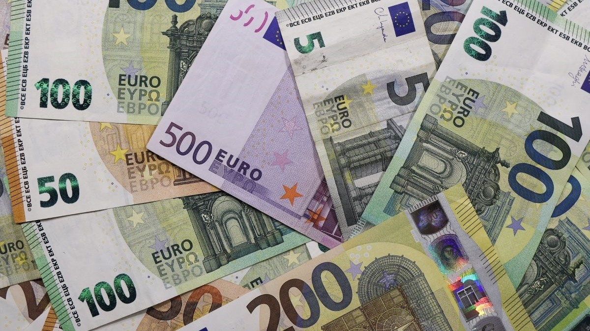 A fost dat afară a doua zi după ce i-a trimis un mesaj pe WhatsApp șefului său: ce despăgubiri a decis instanța pentru un mecanic din Spania