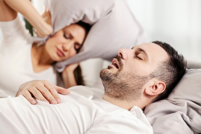 Apneja u snu uzrokuje česte prekide disanja, hroničnu izloženost stresnim hormonima i značajno povećava verovatnoću srčanog udara