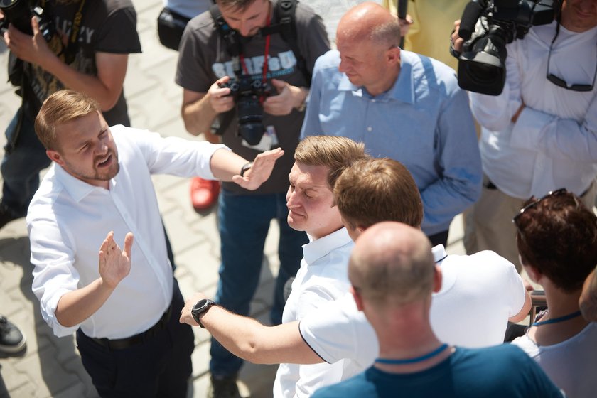 Przepychanki posłów przed wejściem na konferencje Trzaskowskiego