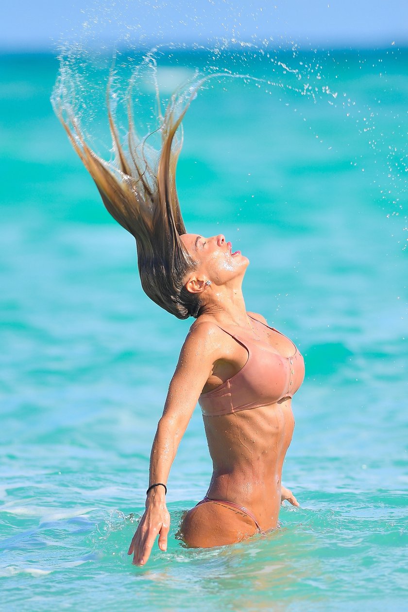 Miss Bikini na plaży w Miami. Gorący trening!