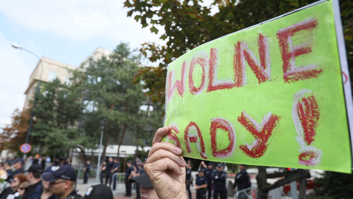 Warszawa: Protesty w obronie wolnych sądów pod Sejmem. Wyrok 