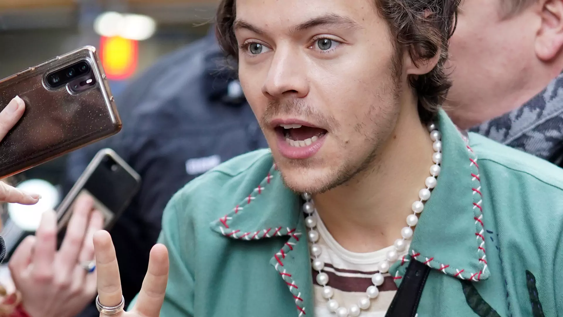 Harry Styles jest pierwszym mężczyzną na okładce Vogue'a. Pozuje w sukniach i spódnicach