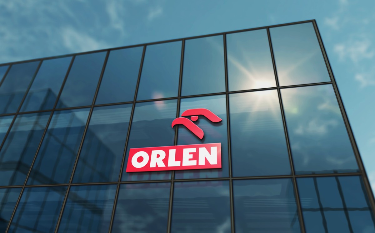 logo orlenu na szklanym budynku