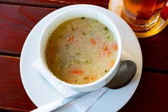 Nylonówka, czyli smakowita zupa z PRL. Warto sobie o niej przypomnieć latem