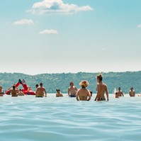 Váratlan áramlatok, hirtelen mélyülő vízmeder - sok úszni nem tudó magyar kerül bajba nyáron
