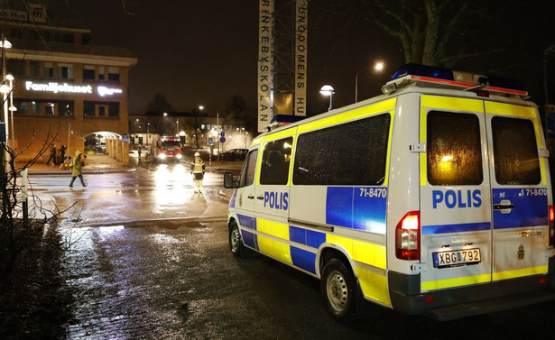 Szwedzka policja użyła broni, aby opanować zamieszki w imigranckiej dzielnicy. "Nie były to strzały ostrzegawcze"