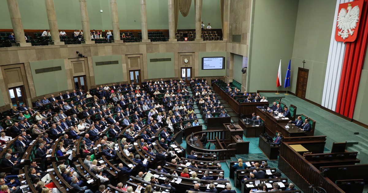 Nowy sondaż partyjny. Tylko cztery partie w Sejmie. Zacięta walka o pozycję lidera