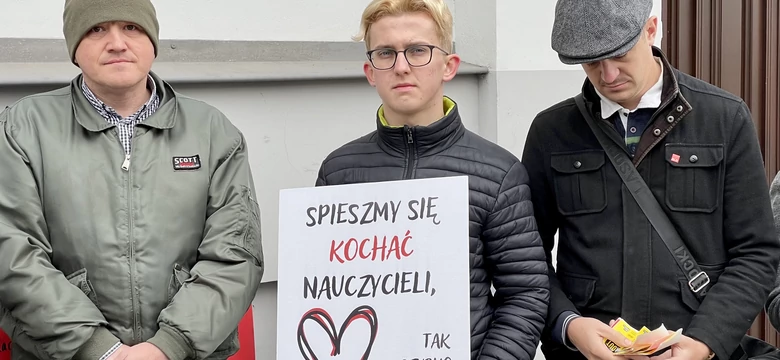 Czerwona kartka dla Przemysława Czarnka. Protest przed kuratorium w Lublinie
