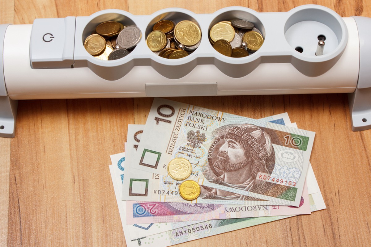 prąd pieniądze fot. shutterstock