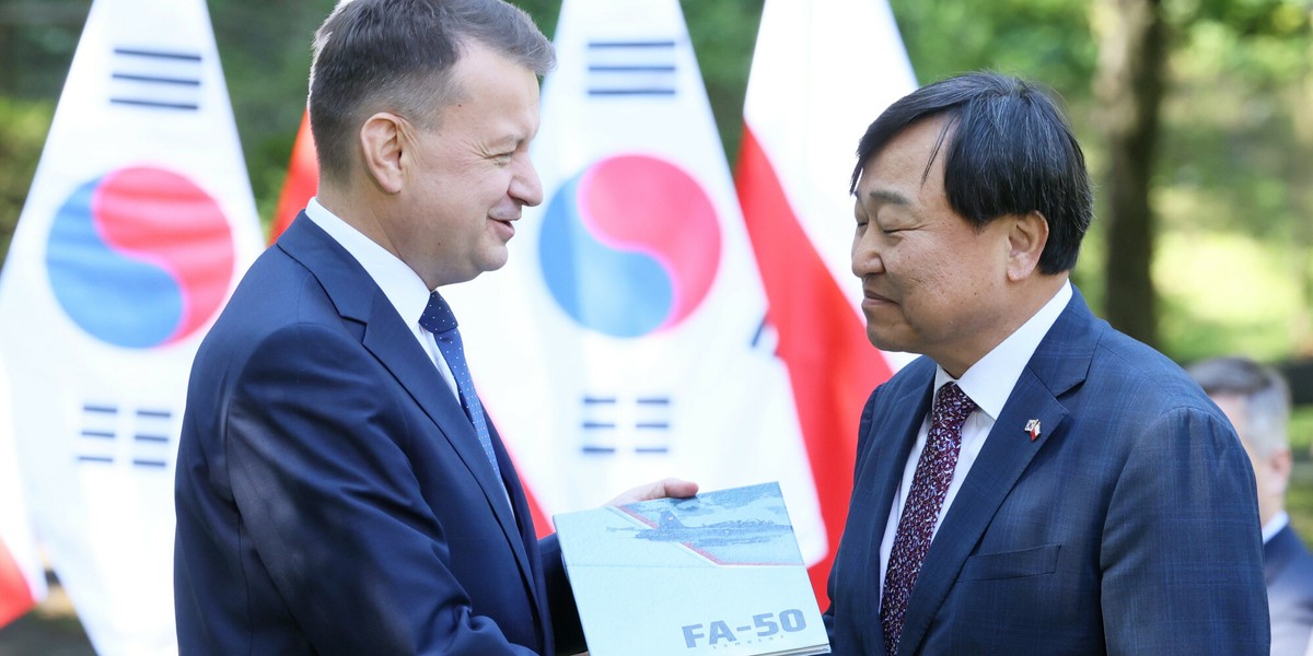 Szef MON Mariusz Błaszczak i prezes Korea Aerospace Industries (KAI) Hyunho Ahn.