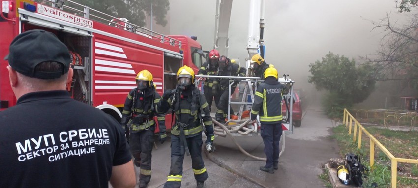 Vatrogasci s maskama uleću u dim
