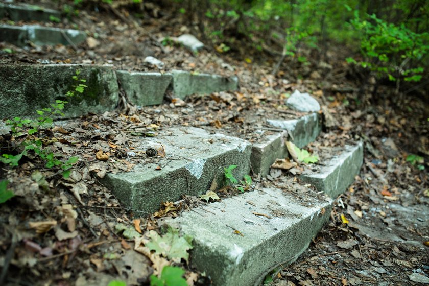 Betonowe stopnie przy Jaśkowej Dolinie ułożone z płyt nagrobnych w końcu zostały wymienione