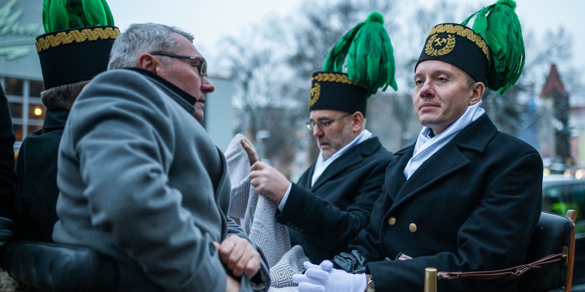 Uroczystości barbórkowe. Pierwszy z prawej: Tomasz Zdzikot, prezes KGHM. Lubin, 1 grudnia 2023 r.