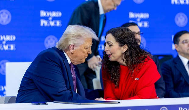 Donald Tramp i tadašnja predsednica tzv. Kosova Vjosa Osmani na ceremoniji osnivanja Odbora za mir u januaru u Davosu