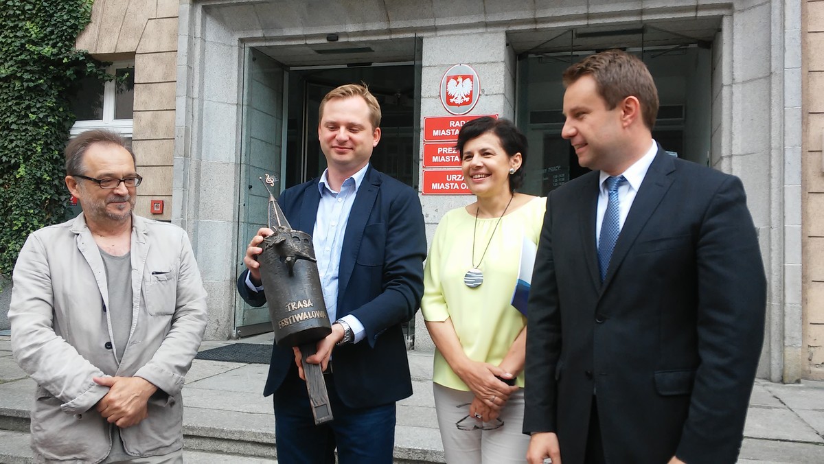 Siedem budek z ptaszkami stanie w miejscach związanych z corocznym Krajowym Festiwalem Polskiej Piosenki. Ich zadaniem jest wskazywanie kierunków tzw. trasy festiwalowej, która będzie pokazywała charakterystyczne miejsca związane z festiwalem. – Chcemy, aby mieszkaniec lub turysta który do nas przyjedzie mógł sobie pomaszerować trasą polskich piosenek – mówi prezydent Opola Arkadiusz Wiśniewski.