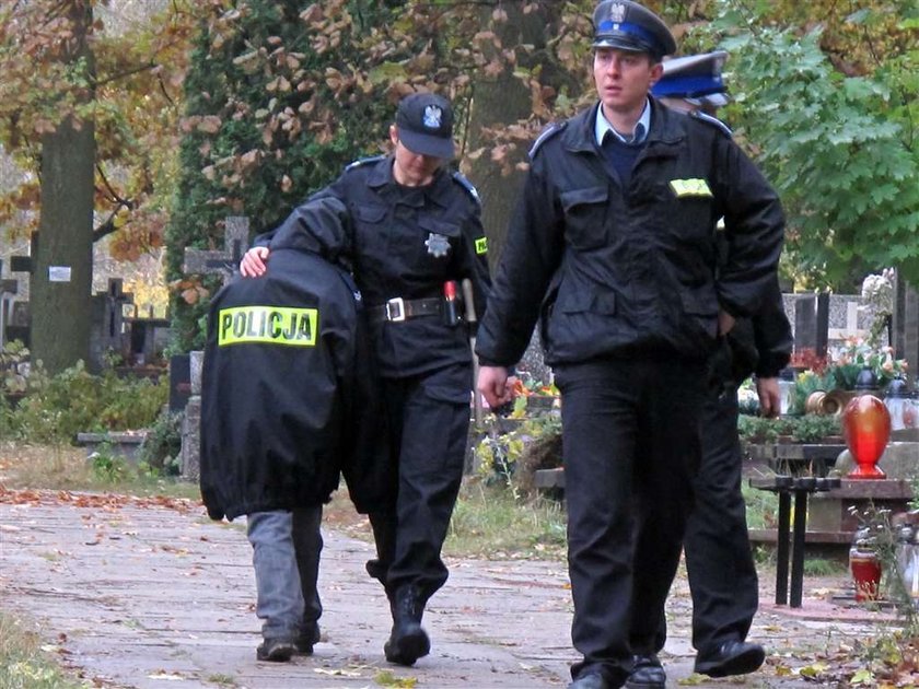 ZDJĘCIA. Trzynastolatek kopał ludzką czaszkę na cmenatrzu