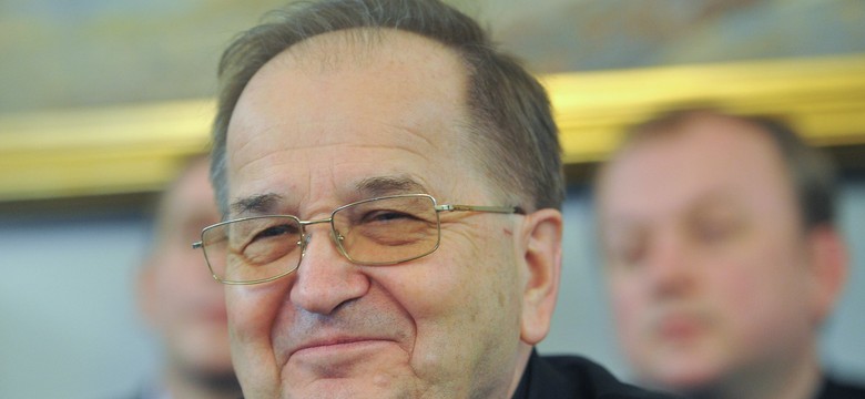 "Czcigodny ojciec Tadeusz, mąż stanu". Spory w Senacie o TV Trwam