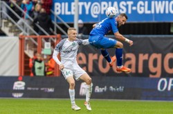 Warta potwierdziła świetną dyspozycję na wyjazdach. Piast pozostał w strefie spadkowej [WIDEO]