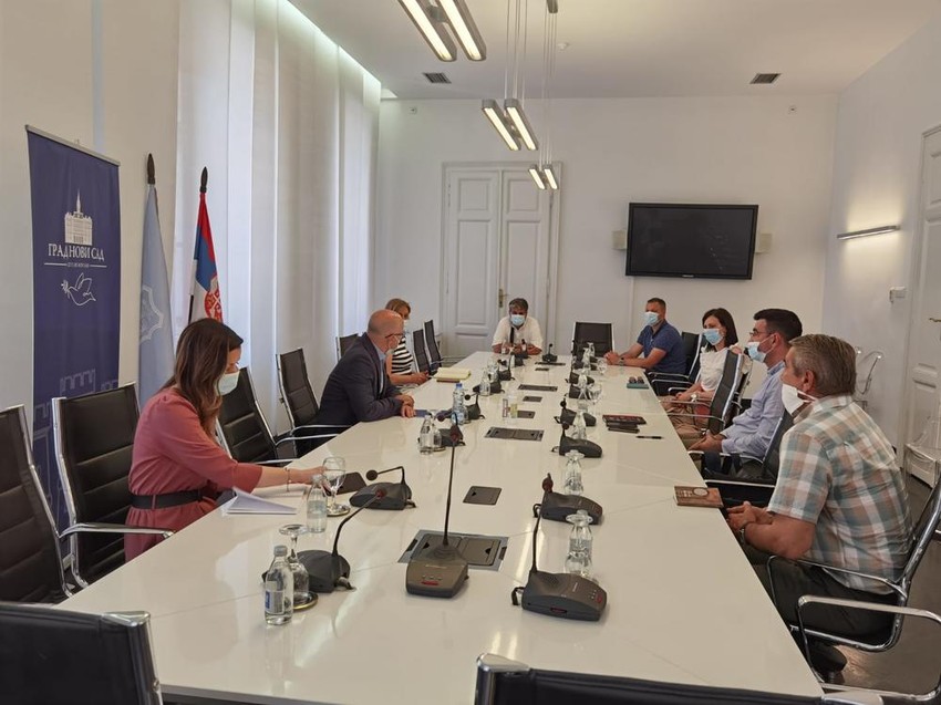 Miloš Vučević sa menadžerima tržnih centara i predstavnicima Udruženja ugostittelja u Novom Sadu