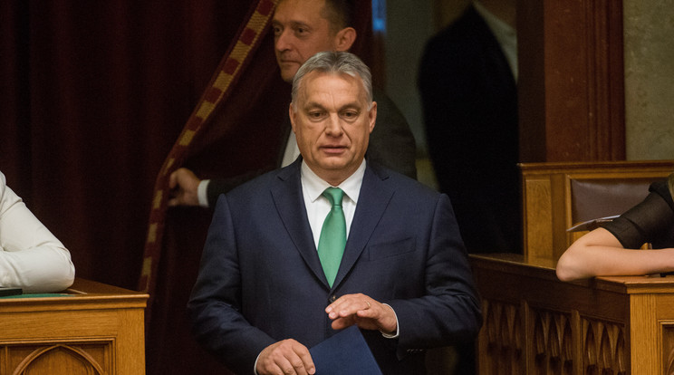 Orbán Viktor miniszterelnök (elöl) megérkezik az Országgyűlés plenáris ülésére 2019. május 27-én. Mögötte Rogán Antal, a Miniszterelnöki Kabinetirodát vezető miniszter. / Fotó: MTI/Balogh Zoltán