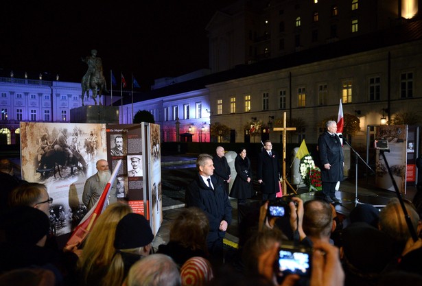 Wystąpienie prezesa PiS Jarosława Kaczyńskiego przed Pałacem Prezydenckim. Jak co miesiąc, 10 bm. po mszy świętej w warszawskiej archikatedrze św. Jana Chrzciciela odprawionej w intencji ofiar katastrofy samolotu prezydenckiego pod Smoleńskiem, ulicami stolicy przeszedł Marsz Pamięci