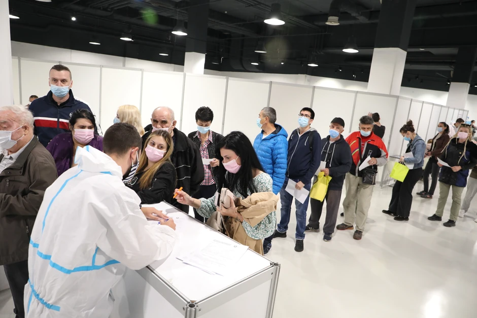 Redovi za vakcinu i vauečr: Tržni centar Ušće jutros