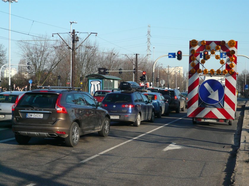 prace drogowe w godzinach szczytu w Łodzi zakorkowały trasę