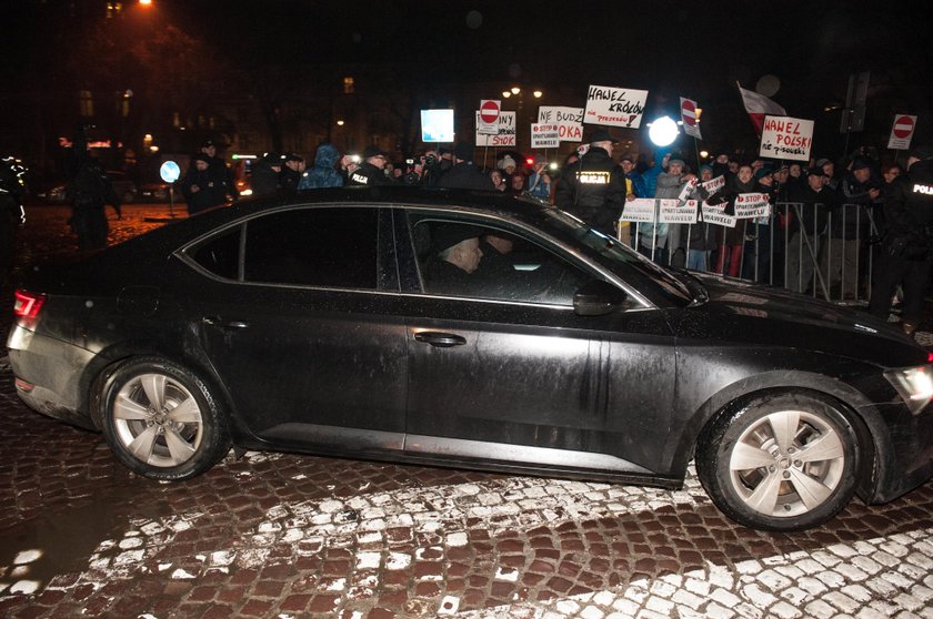 Prezes PIS przyjechał na Wawel na grób brata