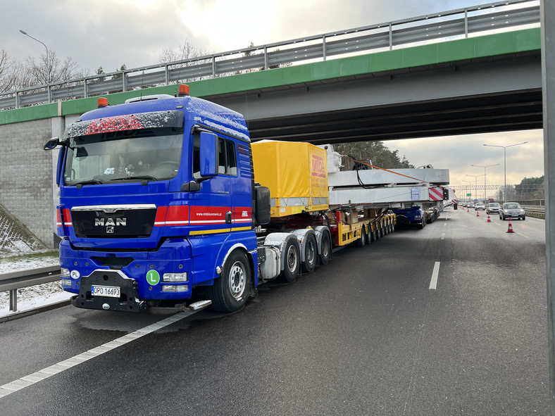 Transport gigantycznej maszyny czeka przed wjazdem do Warszawy na drodze ekspresowej S8 w pobliżu węzła Janki