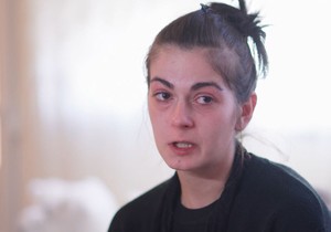 Majka poginulih devojčica na Železničkoj stanici Novi Sad