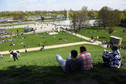 Mieszkańcy i turyści odpoczywający w Warszawie podczas Pikniku Europejskiego