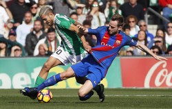 Liga hiszpańska: Barcelona okradziona z gola. Fatalna pomyłka sędziego w meczu z Betisem