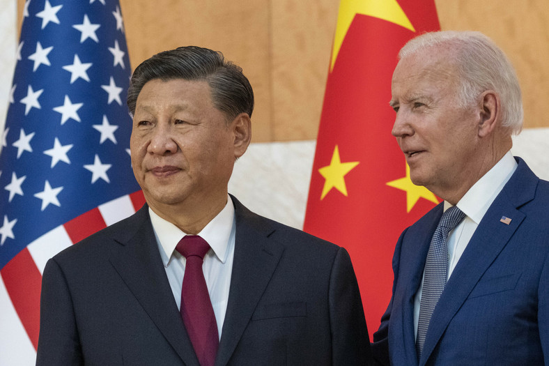 Xi (lewa) i Biden (prawa) podczas szczytu G20, Indonezja, 14 listopada 2022 r.