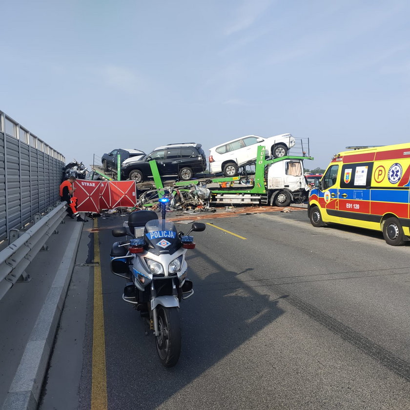 Autostrada A1 zablokowana w obie strony po śmiertelnym wypadku. Co się wydarzyło obok Piotrkowa Trybunalskiego?